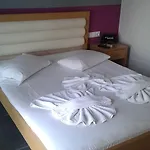 Hotel Gia Banaki *